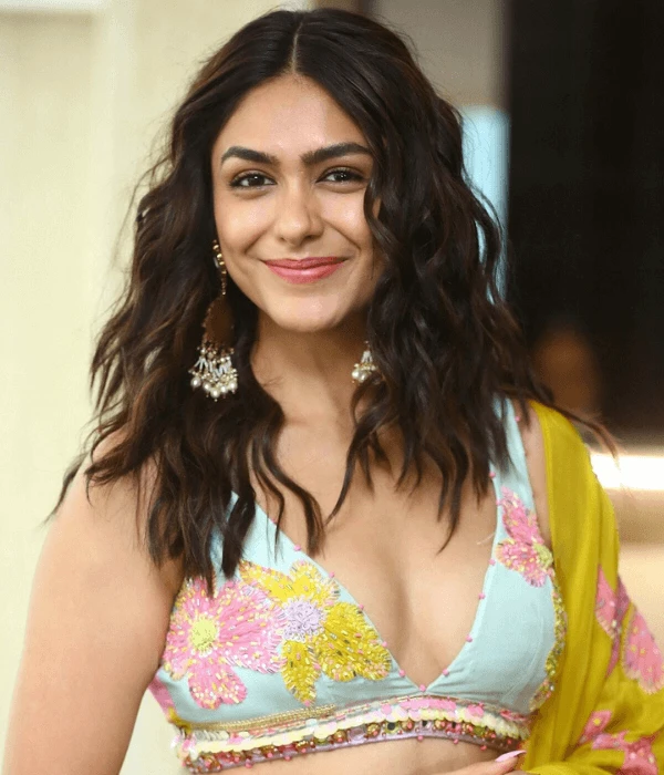 mrunal thakur latest photos