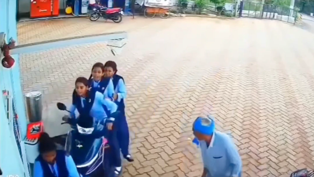 హెల్మెట్లు లేవు, లైసెన్సులు లేవు! మైనర్ అమ్మాయిల స్కూటర్ విన్యాసాలు.. వీడియో వైరల్!