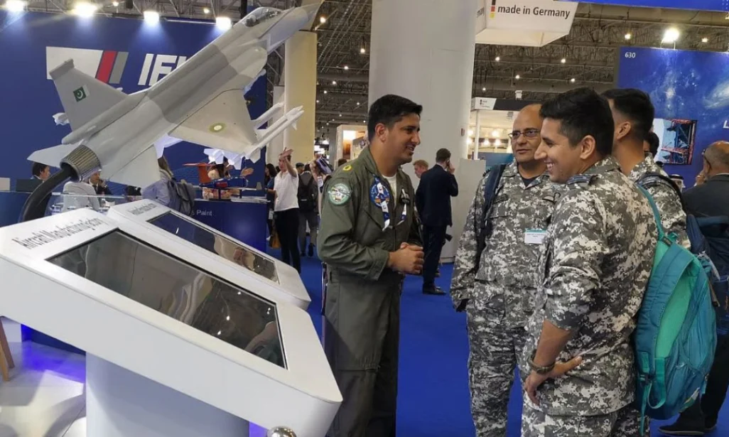 దుబాయ్ ఎయిర్ షోలో ఆసక్తికర దృశ్యం.. పాక్ యుద్ధ విమానాన్ని పరిశీలించిన భారత పైలట్లు!