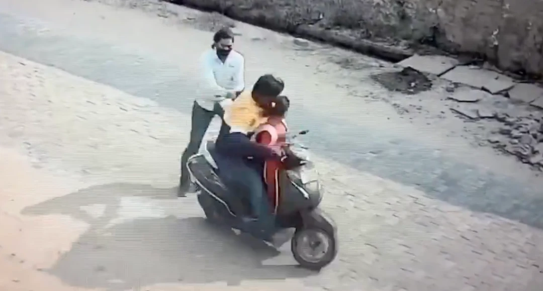 పట్టపగలే దారుణం.. తండ్రి పక్కనుంచే చిన్నారిని ఎత్తుకెళ్లే ప్రయత్నం! మథురలో షాకింగ్ వీడియో..