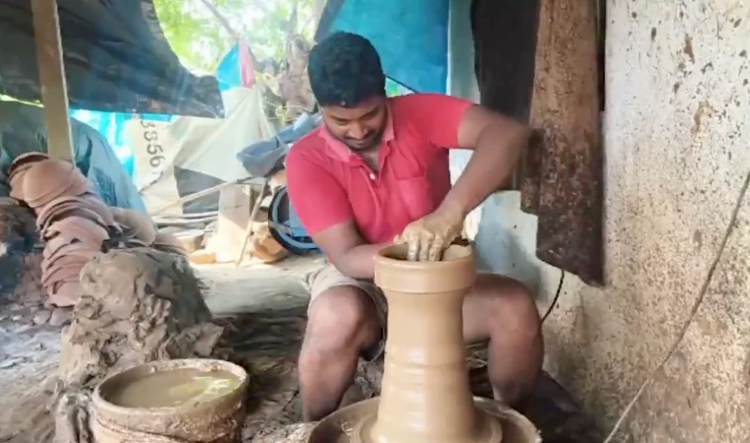 సాఫ్ట్వేర్ ఉద్యోగం వదిలి కుమ్మరి చక్రం తిప్పిన సాయి గోపి.. నెలకు లక్షల్లో సంపాదన!