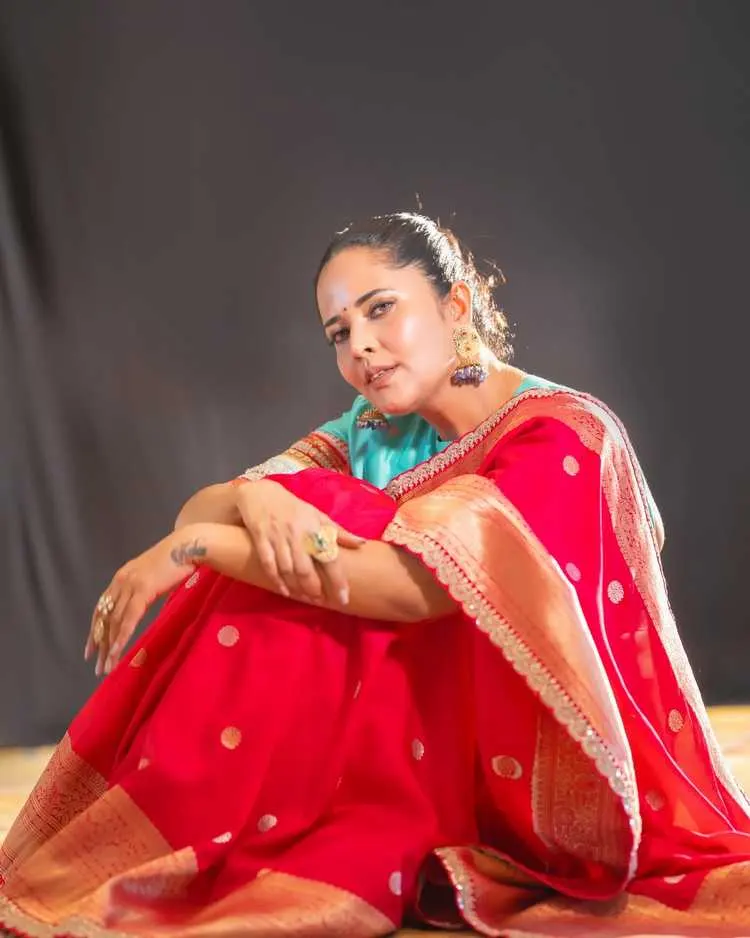 ఎరుపు రంగు పట్టుచీరలో మెరిసిన అనసూయ